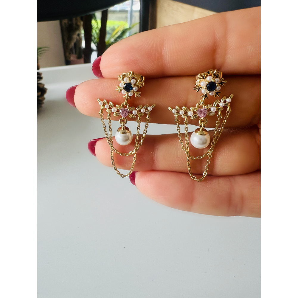 XUPING 14K GOLD RENK, ÜZERİNDE LACİVERT, PEMBE TAŞ BULUNAN, ZİNCİR SALLANTILI, İNCİLİ KÜPE ACR0098