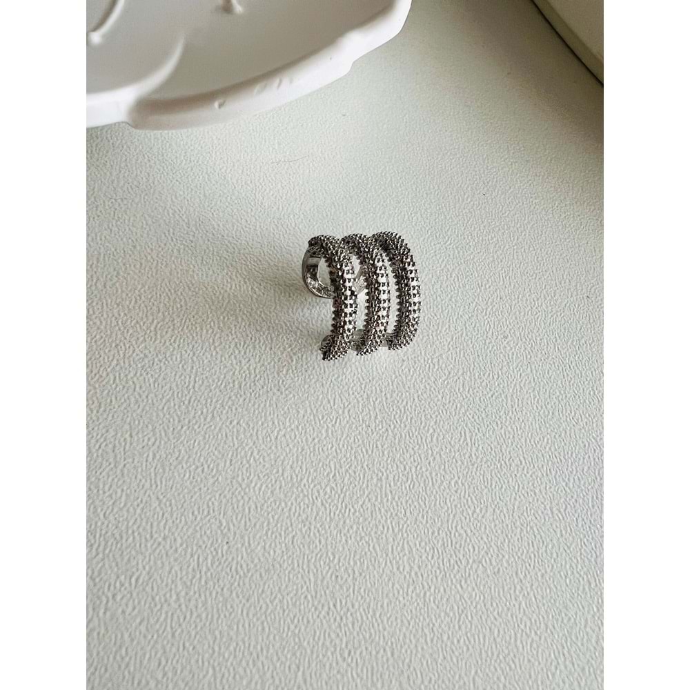 KIKIRDAK, ÜÇLÜ GÖRÜNÜMLÜ, KISTIRMALI KÜPE GÜMÜŞ RENK ACR1651
