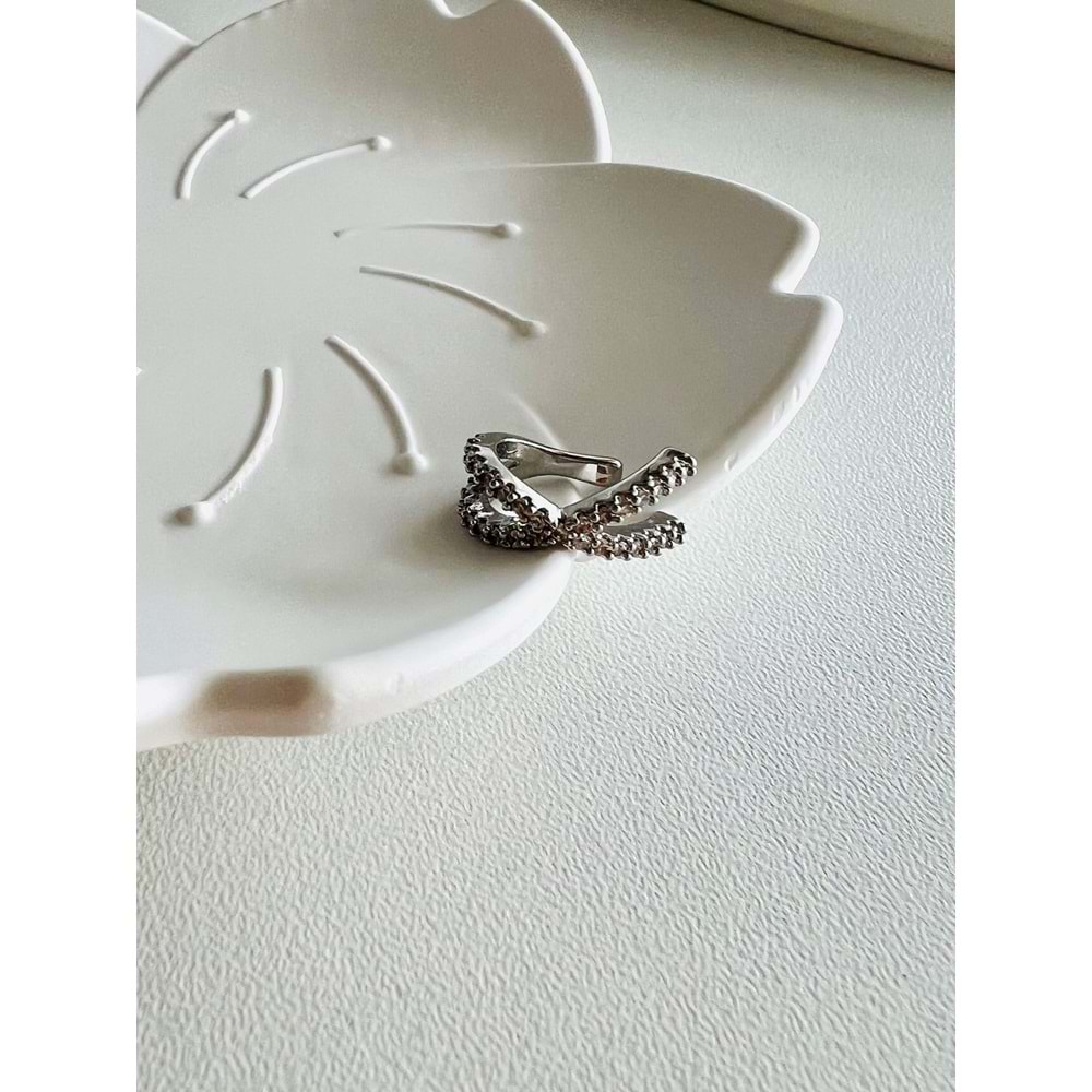 KIKIRDAK, ÇAPRAZ GÖRÜNÜMLÜ KISTIRMALI KÜPE GÜMÜŞ RENK ACR1659
