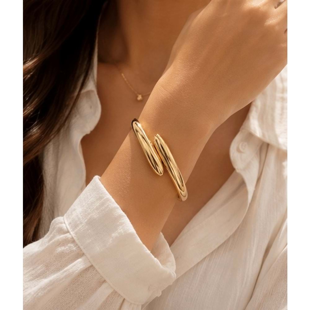 GOLD RENK ASİMETRİK DAMLA MODEL KELEPÇE ACR9796