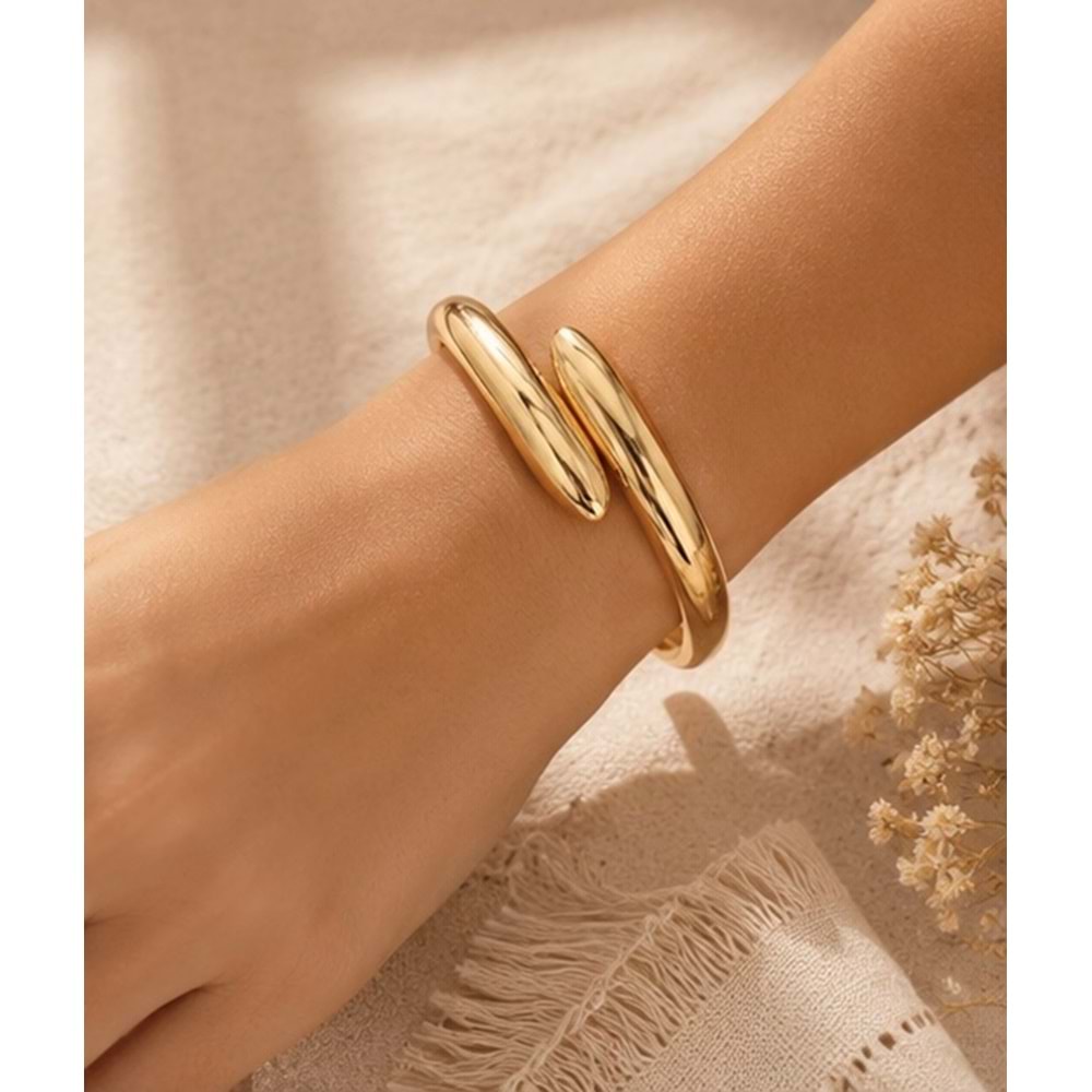 GOLD RENK ASİMETRİK DAMLA MODEL KELEPÇE ACR9796