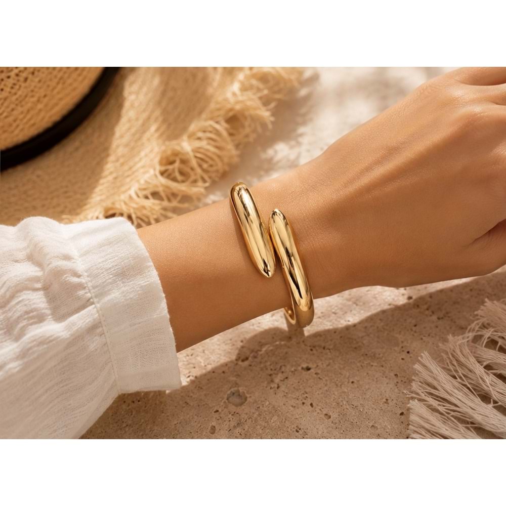 GOLD RENK ASİMETRİK DAMLA MODEL KELEPÇE ACR9796