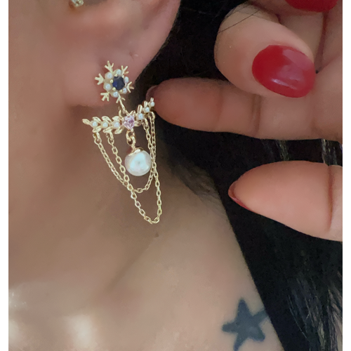 XUPING 14K GOLD RENK, ÜZERİNDE LACİVERT, PEMBE TAŞ BULUNAN, ZİNCİR SALLANTILI, İNCİLİ KÜPE ACR0098