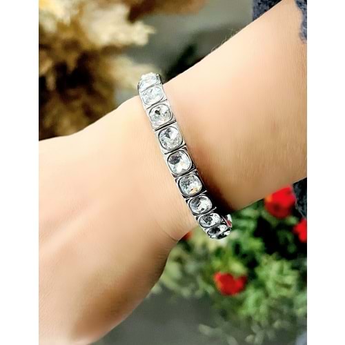 GÜMÜŞ RENK KARE KRİSTAL TAŞLI, LASTİKLİ BİLEKLİK ACR8628