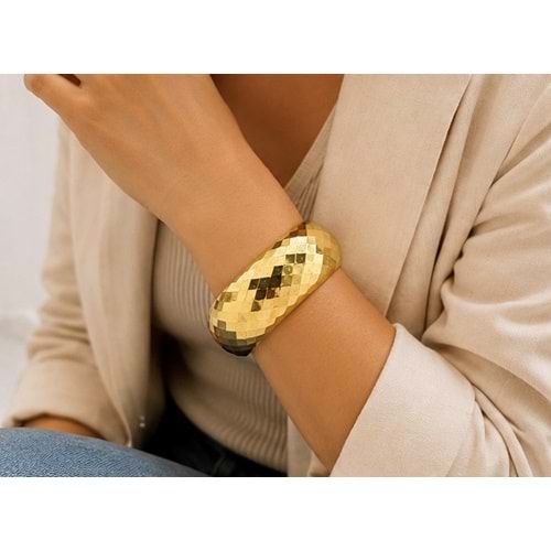 GENİŞ BAKLAVA DESENLİ, GOLD RENK, MODERN VE ŞIK KELEPÇE, BİLEZİK ACR9816