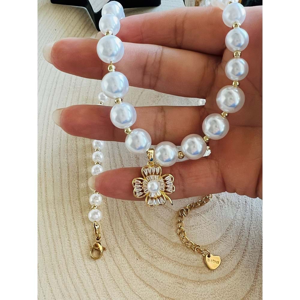GOLD RENK ÇİÇEK DETAYLI İNCİ ÇELİK KOLYE 43+6 CM ACR4891