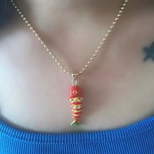 KIRMIZI MİNELİ BALIK ÇELİK KOLYE 40+5CM-GOLD ACR6172