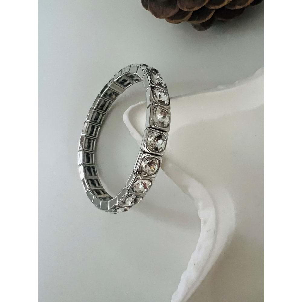 GÜMÜŞ RENK KARE KRİSTAL TAŞLI, LASTİKLİ BİLEKLİK ACR8628